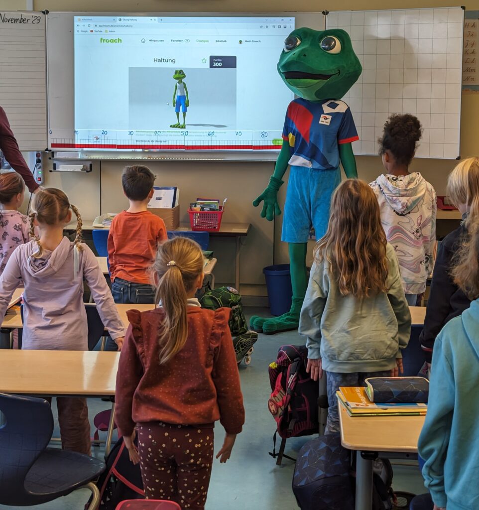 Der FROACH (Frosch + Coach) besucht eine Klasse der Klecks-Grundschule Berlin.